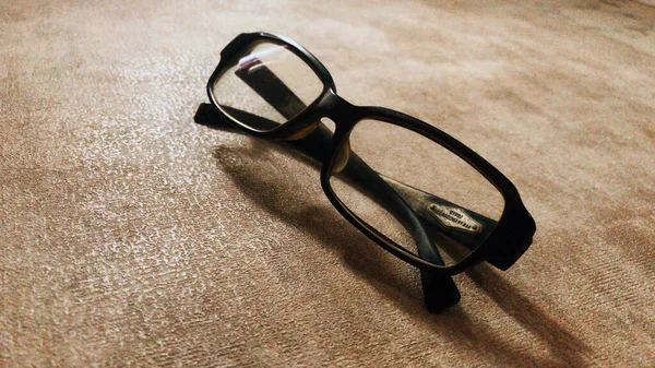 Zblízka Brýle Složené Dřevěným Pozadím — Stock fotografie