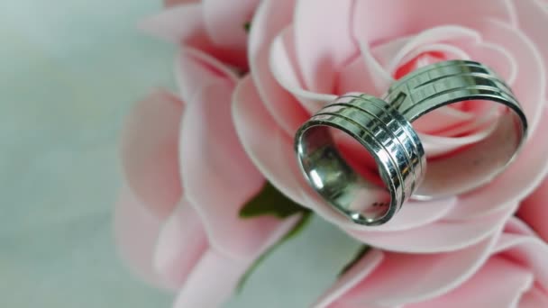 挂在粉红色花朵上的结婚戒指 — 图库视频影像