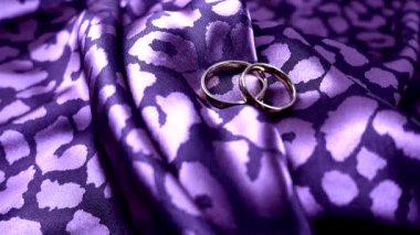 Saten kumaş üzerinde nikah yüzükleri
