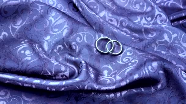 缎子织物上的婚戒 — 图库视频影像