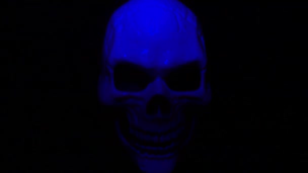 Masque Crâne Homme Sous Les Lumières Rouges Bleues Flash — Video