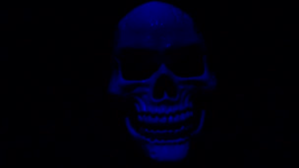 頭蓋骨のマスク男は警察の照明の下でベッドから出る — ストック動画