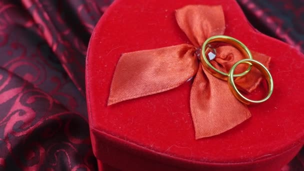 红心礼盒上的结婚戒指 — 图库视频影像