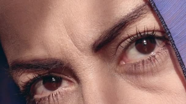 Mulher Olhos Negros Lenço Cabeça Azul Olhando Para Camera Close — Vídeo de Stock