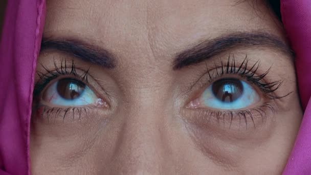 Mulher Olhos Negros Lenço Cabeça Rosa Close Atirando Seus Olhos — Vídeo de Stock