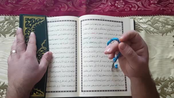 伊斯兰祈祷 手里拿着可兰经和念珠 — 图库视频影像