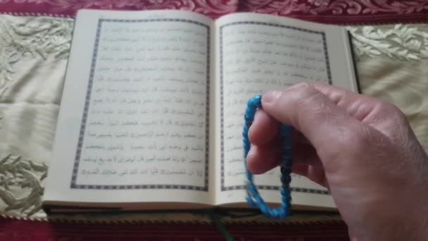 Islamitisch Bidden Het Lezen Van Koran Rozenkrans Hand — Stockvideo
