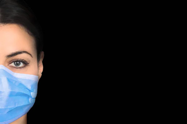Konsep Virus Korona Wanita Mengenakan Topeng Perlindungan Pada Ruang Hitam — Stok Foto
