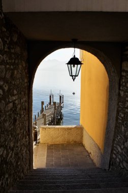 Kemer yolundan Como Gölü manzarası