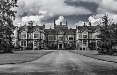İngiltere 'deki Corsham Sarayı dramatik bir şekilde