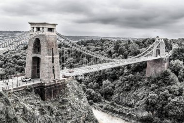 Bristol 'daki Clifton Köprüsü dramatik bir şekilde