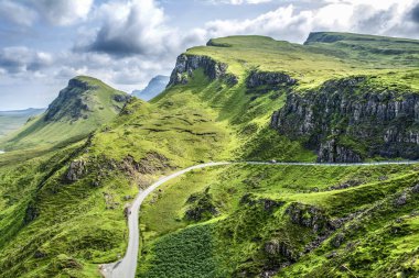 İskoçya Skye adasının yeşil dağları