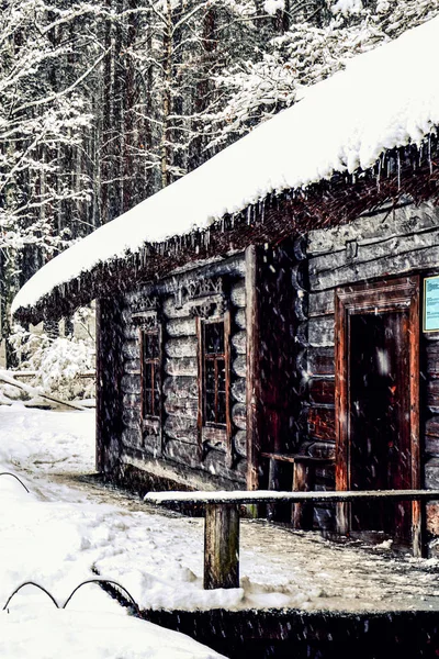 积雪下的旧木屋 — 图库照片