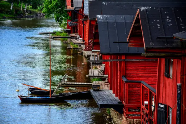Rote Holzhäuser Mit Blick Auf Das Wasser — Stockfoto