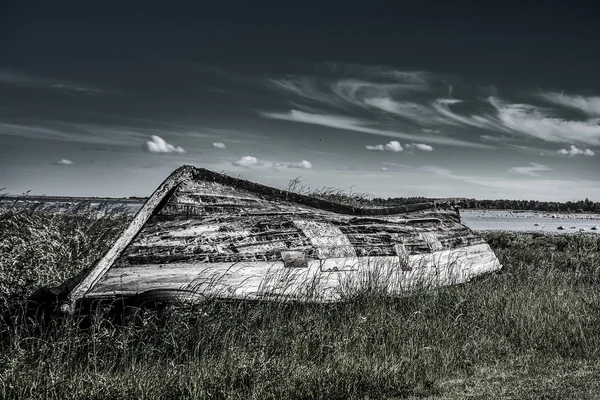 Bateau Couché Sur Herbe Gros Plan — Photo