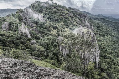 Dağlara dramatik bir şekilde tepeden bak