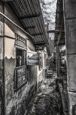 Eski evlerin ve eski eşyaların olduğu avluya bak.