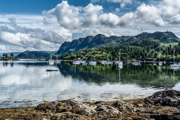 View on a lake in Plockton village in Highlands, Scotland — Stock Photo, Image