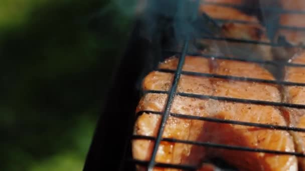 Altın alabalık ızgarada kızartılmış biftek. Barbeküde somon balığı., — Stok video
