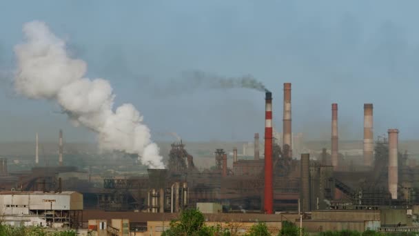 Skadliga utsläpp frop pipe fabrik förorenar atmosfären. Industriellt landskap. — Stockvideo