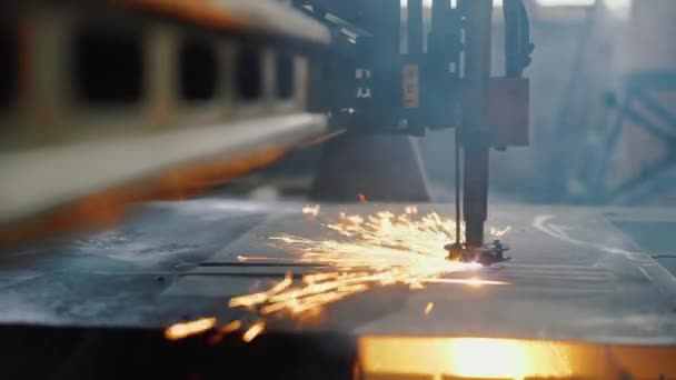 Automatiserad plasmaskärning av metallplåt på modern lasercnc-maskin på fabrik — Stockvideo