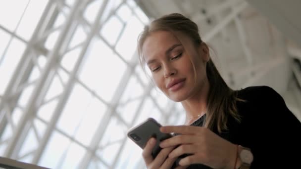 Attraente bionda giovane donna con grandi labbra sexy con smartphone — Video Stock