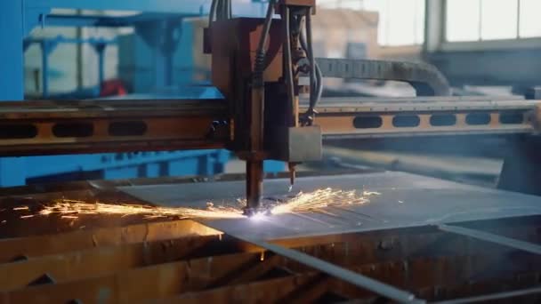 Corte por plasma automatizado de chapa metálica en una moderna máquina cnc láser en fábrica — Vídeos de Stock