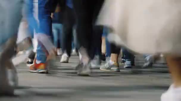 Timelapse: pasos de multitud de personas, calle de la ciudad concurrida . — Vídeos de Stock