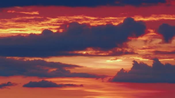 Nuages dramatiques du soir flottant dans le ciel de feu, coucher de soleil orange épique — Video