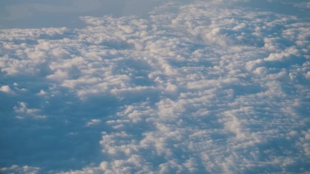 Volando sobre cirros y nubes de cúmulos. Vista desde la ventana del avión — Vídeos de Stock