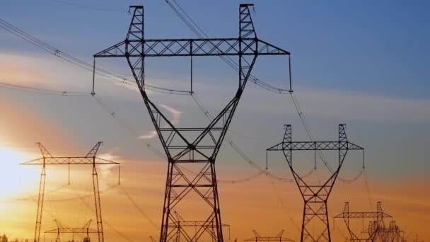 Timelapse: sun setting behind high voltage power transmission towers — Stock Video