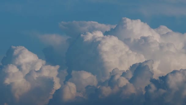 时间流逝：史诗般的乌云在蓝天背景上快速移动 — 图库视频影像