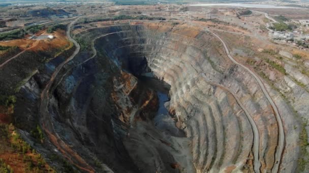 Vista aerea cava mineraria a cielo aperto con macchinari al lavoro — Video Stock