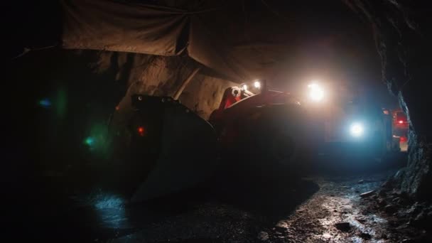Τεράστιο φορτηγό εξόρυξης κινείται μέσα σε σκοτεινή σήραγγα στο ορυχείο χαλκού πυρίτη — Αρχείο Βίντεο