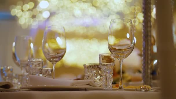 玻璃杯、酒杯和精美的餐具放在雅致的桌子上 — 图库视频影像