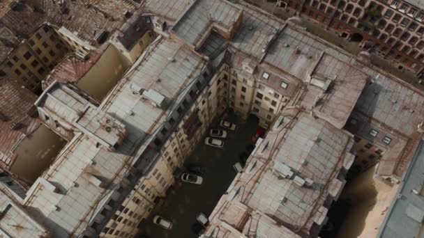 Aérea: techos viejos, patios de edificios de apartamentos en San Petersburgo, Rusia — Vídeo de stock