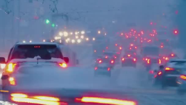 टाइमलॅप्स: बर्फवृष्टी, बर्फवृष्टीमुळे शहरातील वाहतूक सुरू आहे — स्टॉक व्हिडिओ