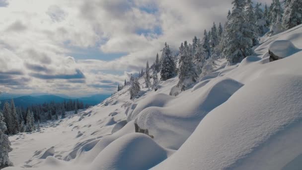 Vista de la ladera de la montaña con rocas cubiertas de nieve y acantilados — Vídeos de Stock