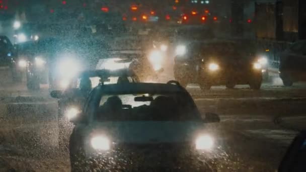 Traffic is moving through epic snowfall, snowstorm in city. — Stockvideo