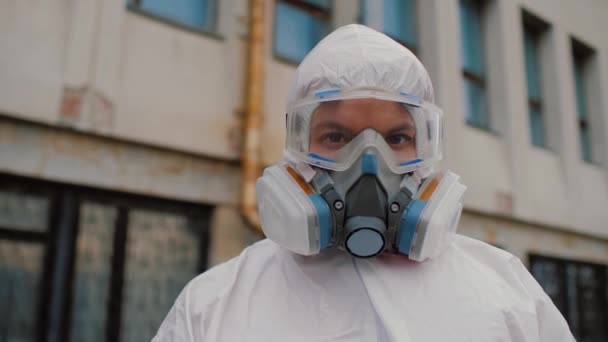 Epidemiólogo trabajador médico en materiales peligrosos, gafas y respirador, de cerca — Vídeo de stock