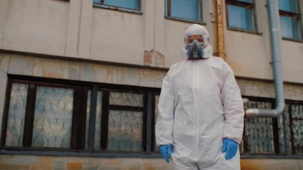 Epidemioloog medisch medewerker in hazmat, bril en masker, close-up — Stockvideo