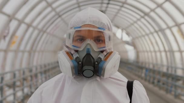 Epidemiólogo en protección de materiales peligrosos, gafas y respirador caminando — Vídeo de stock