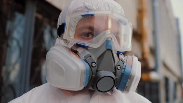 Epidemiologista assistente médico em hazmat, óculos e respirador, de perto — Vídeo de Stock