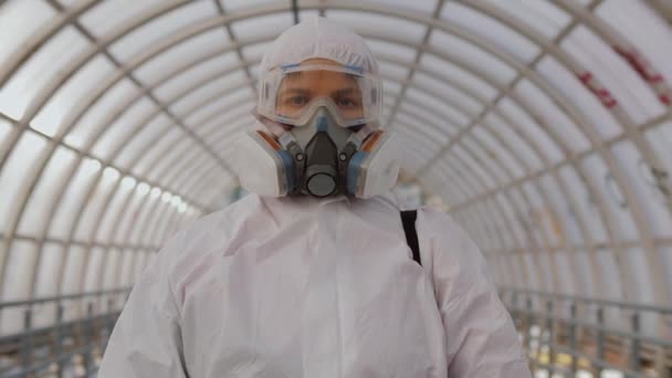 Virologista em proteção hazmat, óculos e respiração andando — Vídeo de Stock