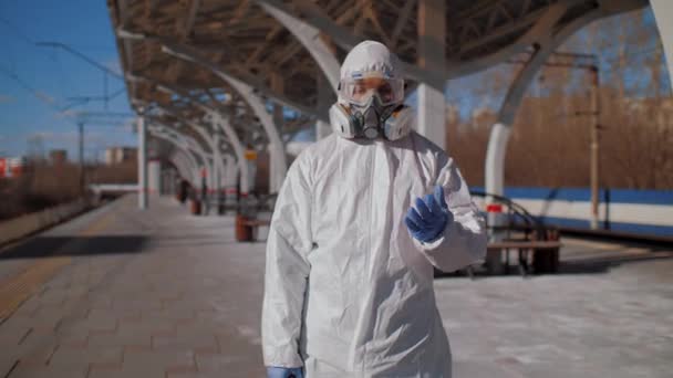 Close up, pov: medisch werker controleert temperatuur van mensen om Covid-19 te voorkomen — Stockvideo