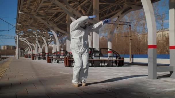 Gelukkig medisch werker dragen beschermende pak dansen en hebben een plezier — Stockvideo