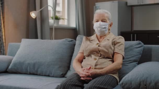 Mulher idosa fica em casa durante quarentena covid-19, auto-isolamento — Vídeo de Stock