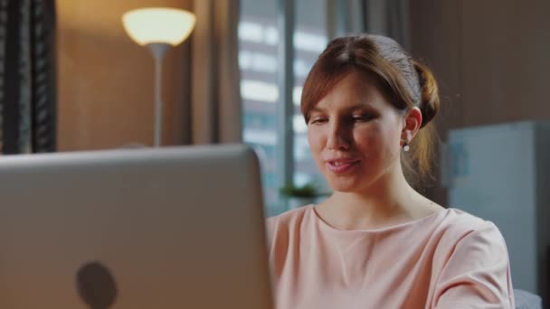 Vrouw werkt op afstand van huis met laptop tijdens covid-19 quarantaine — Stockvideo