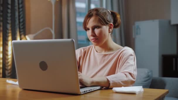 Beteg nő szabadúszó köhögés és tüsszentés, ha távolról dolgozik otthonról — Stock videók