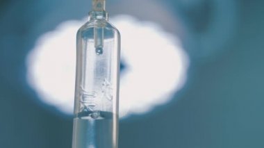 Ameliyathanede damar içi damlalar, infüzyon damlaları, tıbbi ekipmanlar.